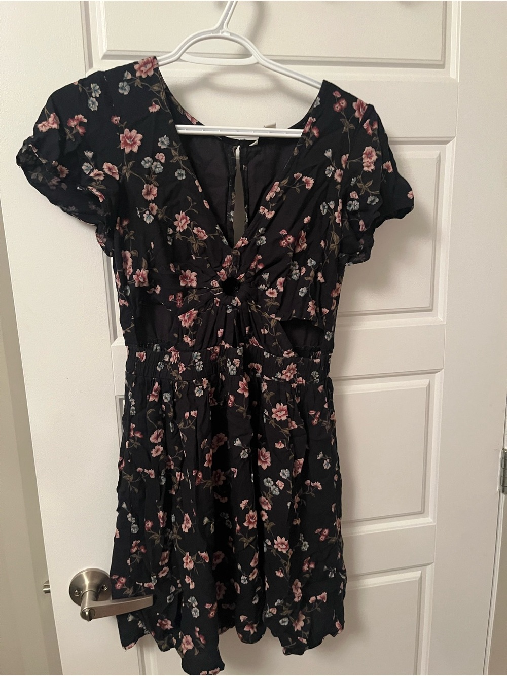American Eagle Outfitters Black Floral V‑Neck Short Dress